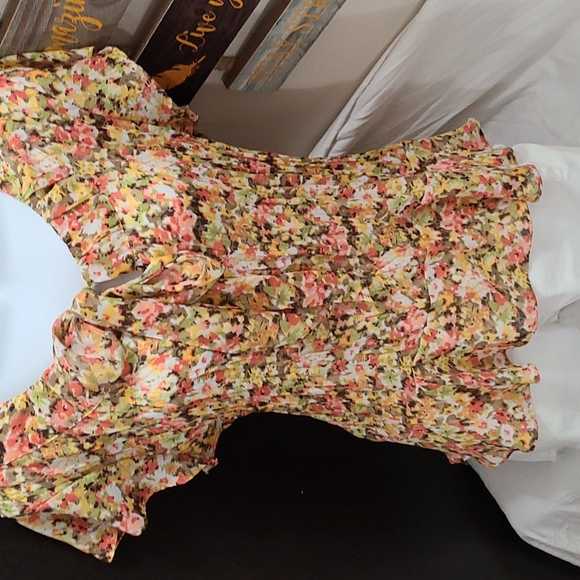 Bethany Tops - Women's floral Size medium 8-10 short sleeved blouse.